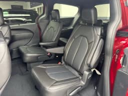 Chrysler Voyager LX FWD 2026 — side view