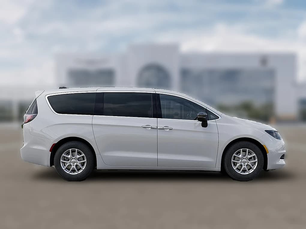 Chrysler Voyager LX FWD 2026 — side view