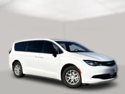 Chrysler Voyager LX FWD 2026 — side view