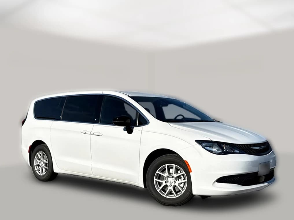 Chrysler Voyager LX FWD 2026 — side view