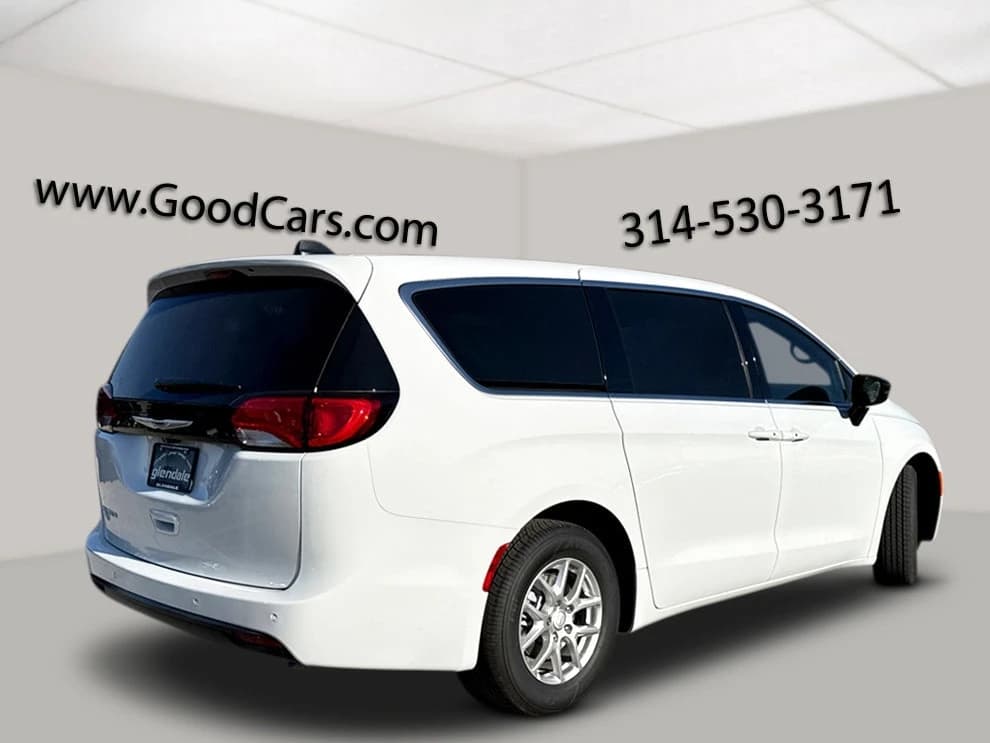 Chrysler Voyager LX FWD 2026 — side view