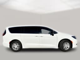 Chrysler Voyager LX FWD 2026 — side view