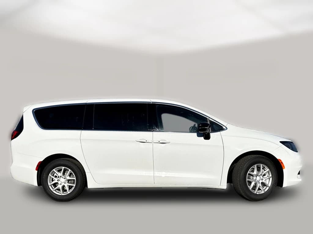 Chrysler Voyager LX FWD 2026 — side view