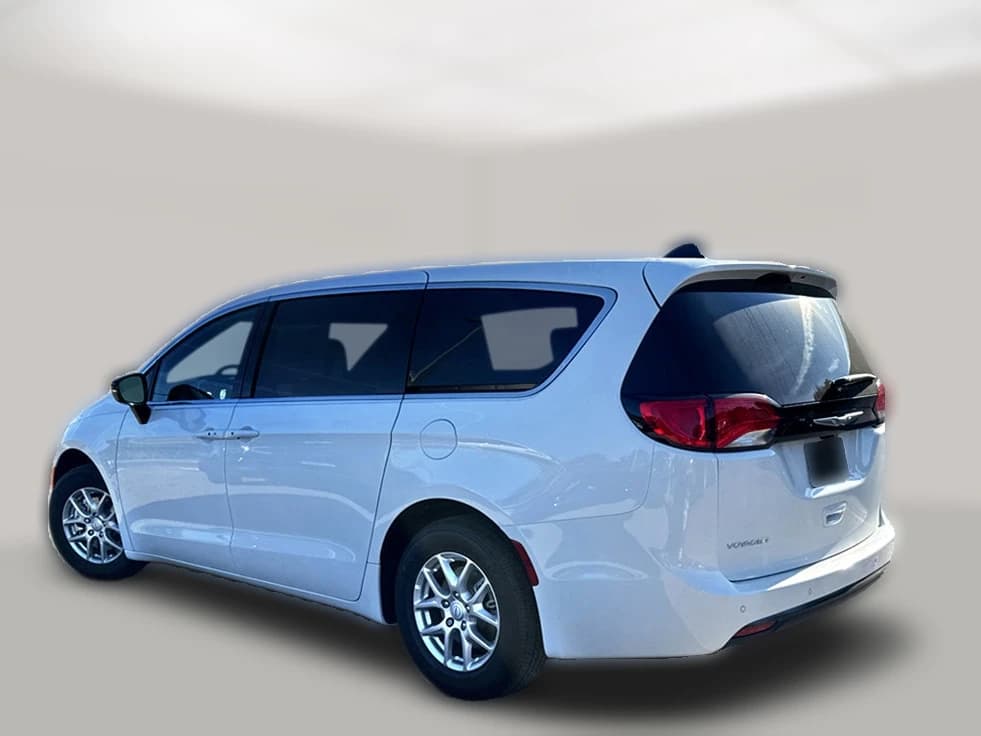 Chrysler Voyager LX FWD 2026 — side view