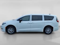 Chrysler Voyager LX FWD 2026 — side view