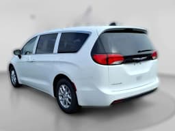 Chrysler Voyager LX FWD 2026 — side view