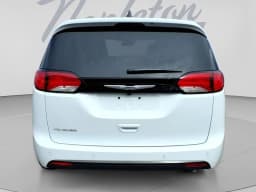 Chrysler Voyager LX FWD 2026 — side view