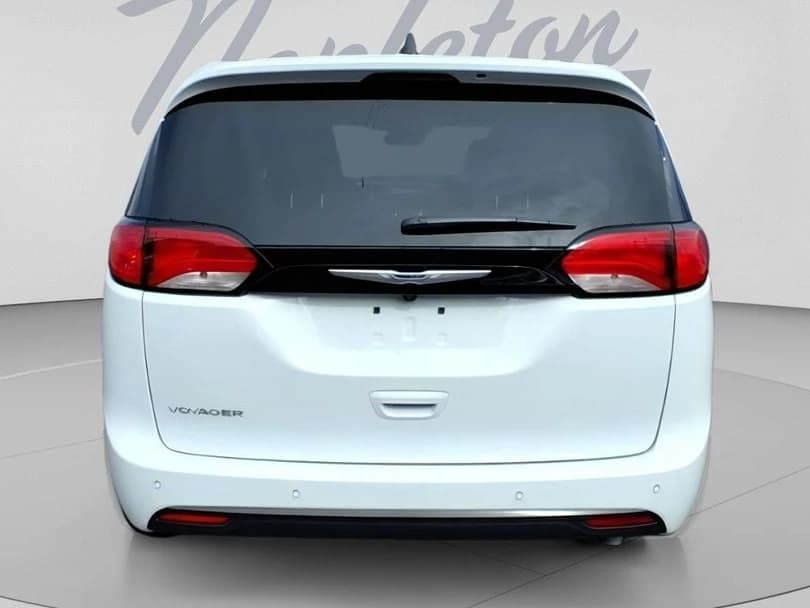 Chrysler Voyager LX FWD 2026 — side view