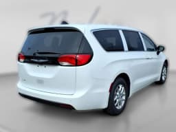 Chrysler Voyager LX FWD 2026 — side view