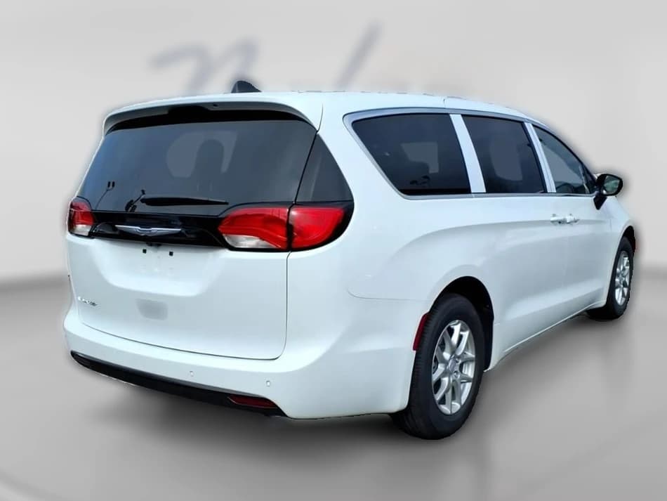 Chrysler Voyager LX FWD 2026 — side view