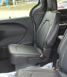 Chrysler Voyager LX FWD 2026 — side view