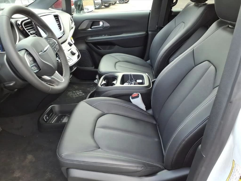 Chrysler Voyager LX FWD 2026 — side view