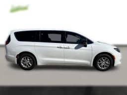 Chrysler Voyager LX FWD 2026 — side view