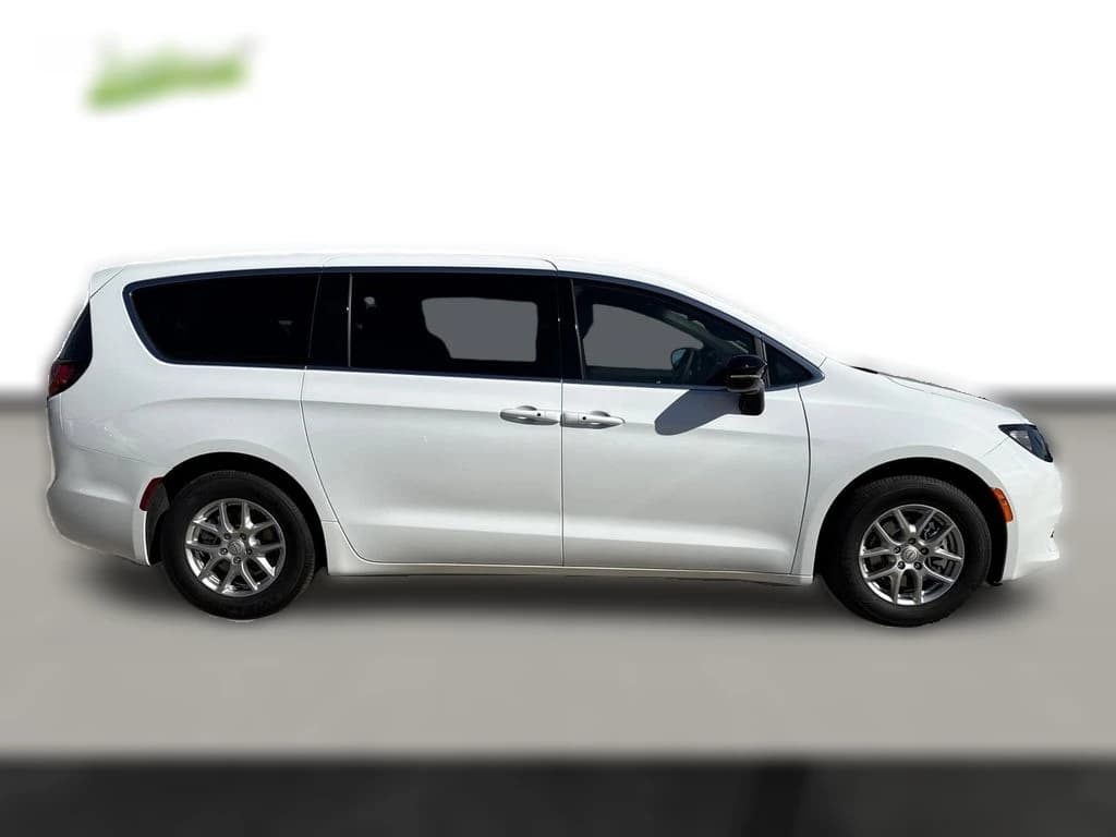 Chrysler Voyager LX FWD 2026 — side view