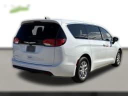 Chrysler Voyager LX FWD 2026 — side view