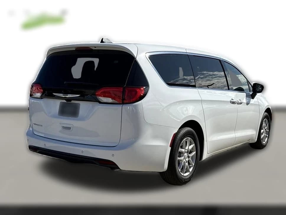 Chrysler Voyager LX FWD 2026 — side view