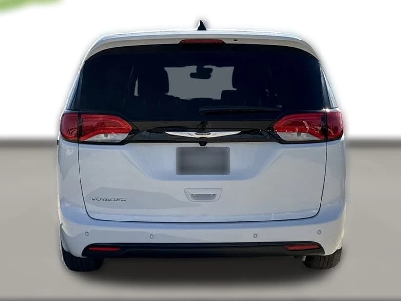 Chrysler Voyager LX FWD 2026 — side view