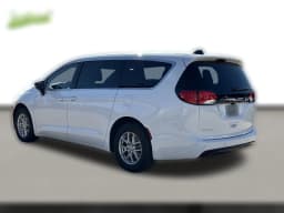 Chrysler Voyager LX FWD 2026 — side view