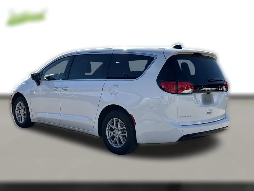 Chrysler Voyager LX FWD 2026 — side view