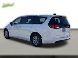 Chrysler Voyager LX FWD 2026 — side view