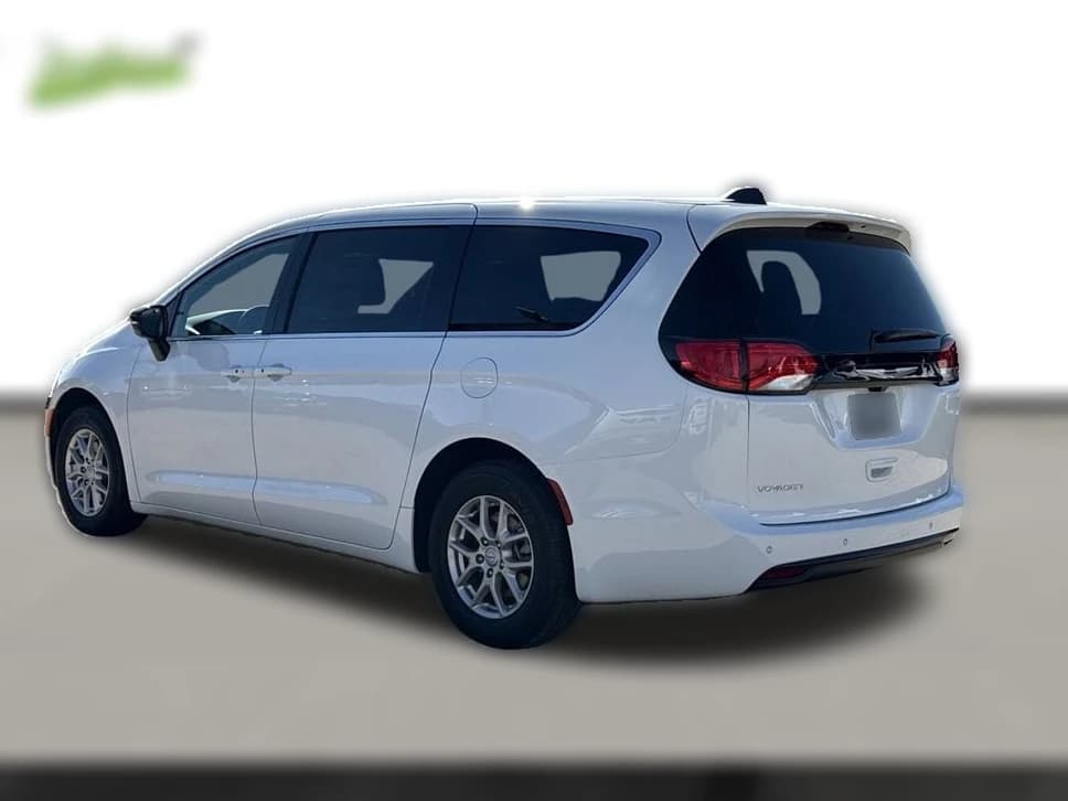 Chrysler Voyager LX FWD 2026 — side view