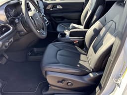 Chrysler Voyager LX FWD 2026 — side view