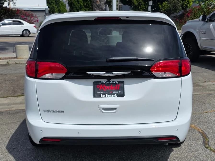 Chrysler Voyager LX FWD 2026 — side view
