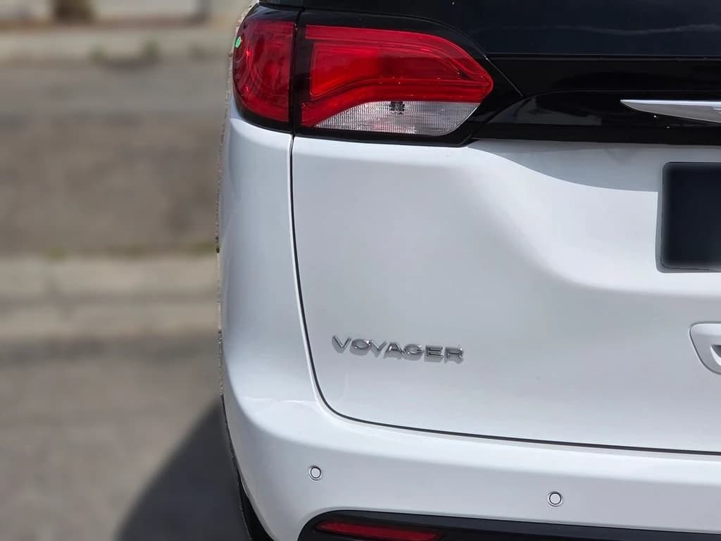 Chrysler Voyager LX FWD 2026 — side view