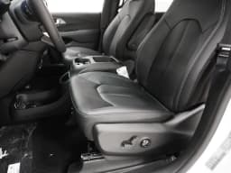 Chrysler Voyager LX FWD 2026 — side view