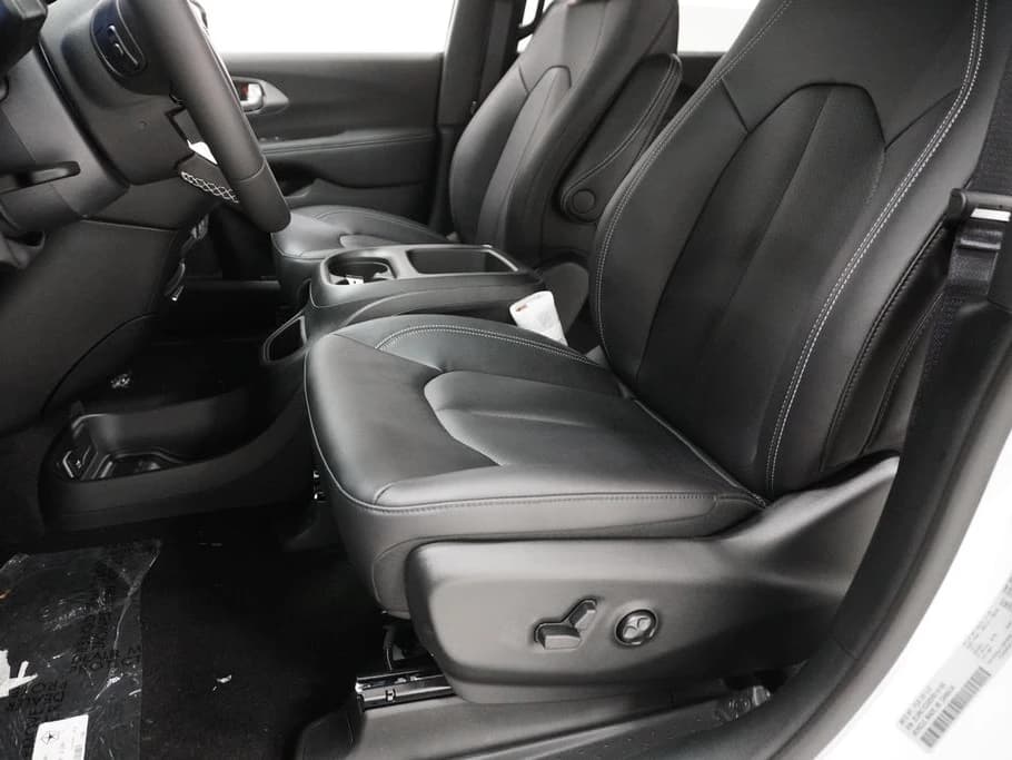 Chrysler Voyager LX FWD 2026 — side view