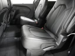 Chrysler Voyager LX FWD 2026 — side view