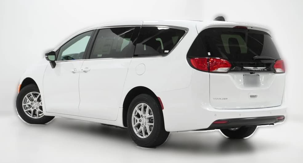 Chrysler Voyager LX FWD 2026 — side view