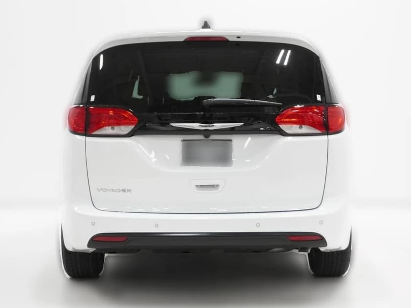 Chrysler Voyager LX FWD 2026 — side view