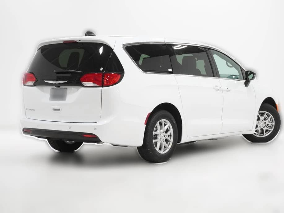 Chrysler Voyager LX FWD 2026 — side view