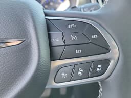 Chrysler Voyager LX FWD 2025 — side view