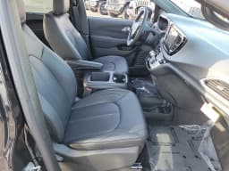 Chrysler Voyager LX FWD 2025 — side view
