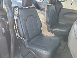 Chrysler Voyager LX FWD 2025 — side view