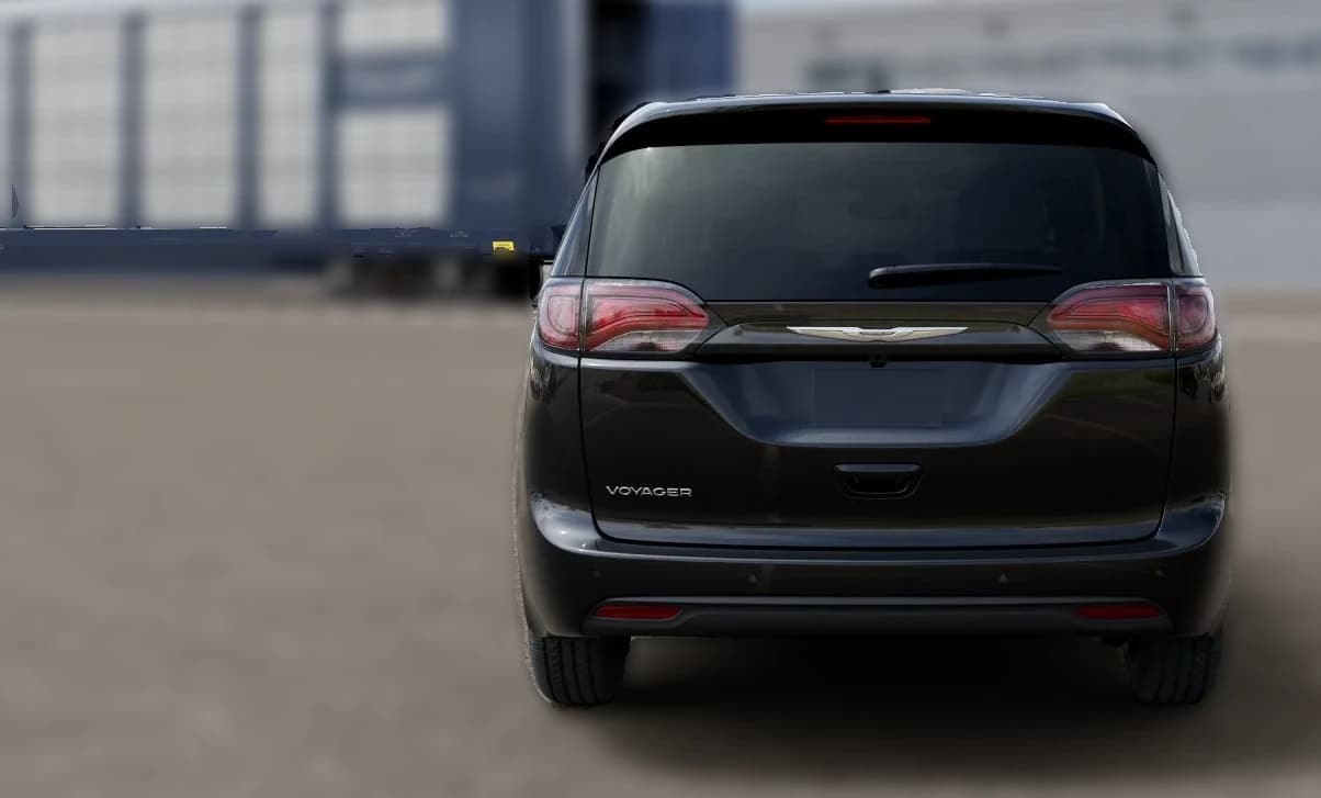 Chrysler Voyager LX FWD 2026 — side view