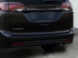 Chrysler Voyager LX FWD 2026 — side view