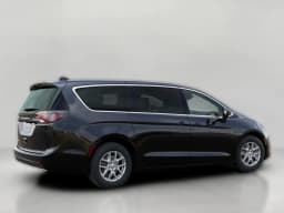Chrysler Voyager LX FWD 2026 — side view