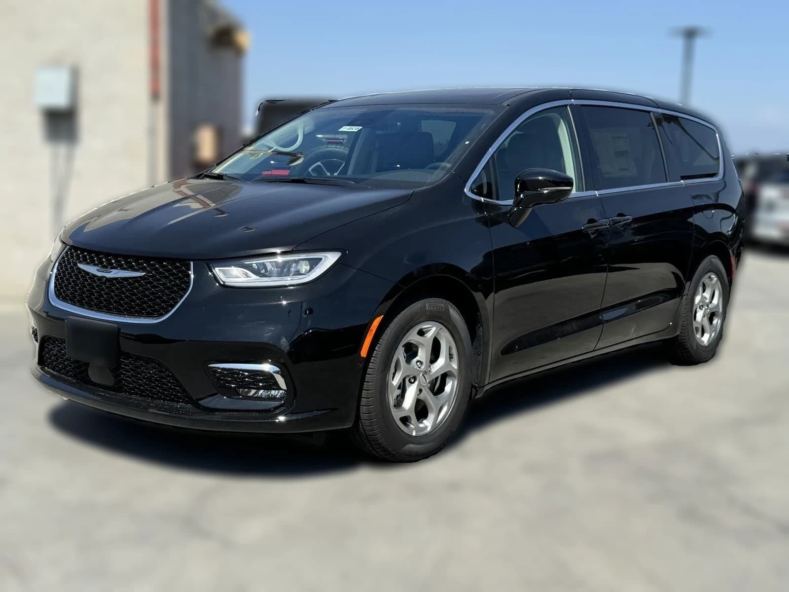 Chrysler Pacifica Limited FWD 2024 — side view