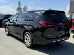 Chrysler Pacifica Limited FWD 2024 — side view