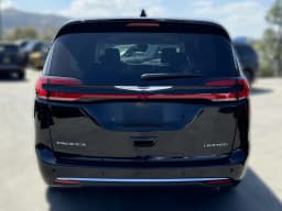 Chrysler Pacifica Limited FWD 2024 — side view