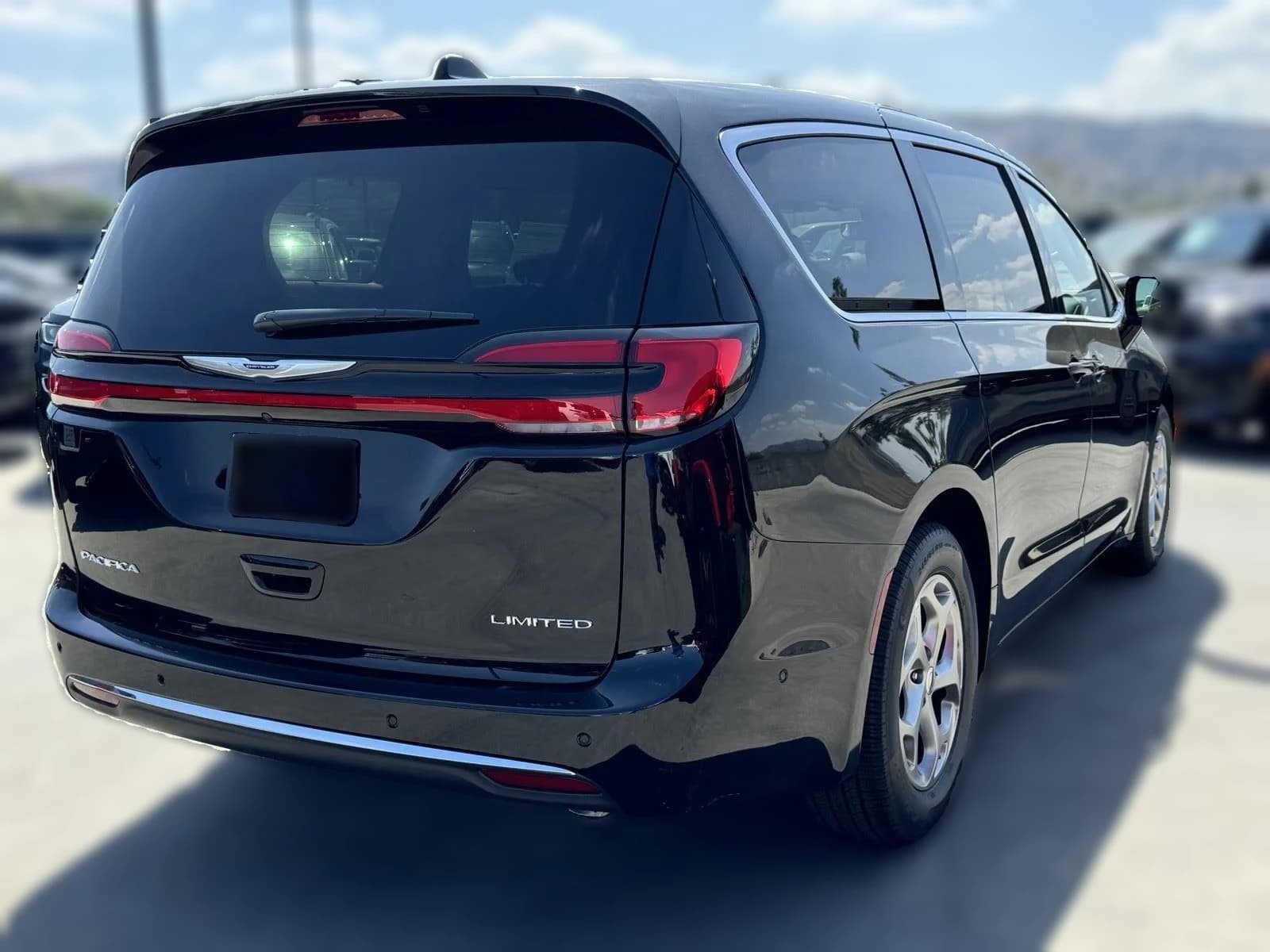 Chrysler Pacifica Limited FWD 2024 — side view