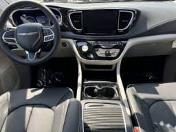 Chrysler Pacifica Limited FWD 2024 — side view