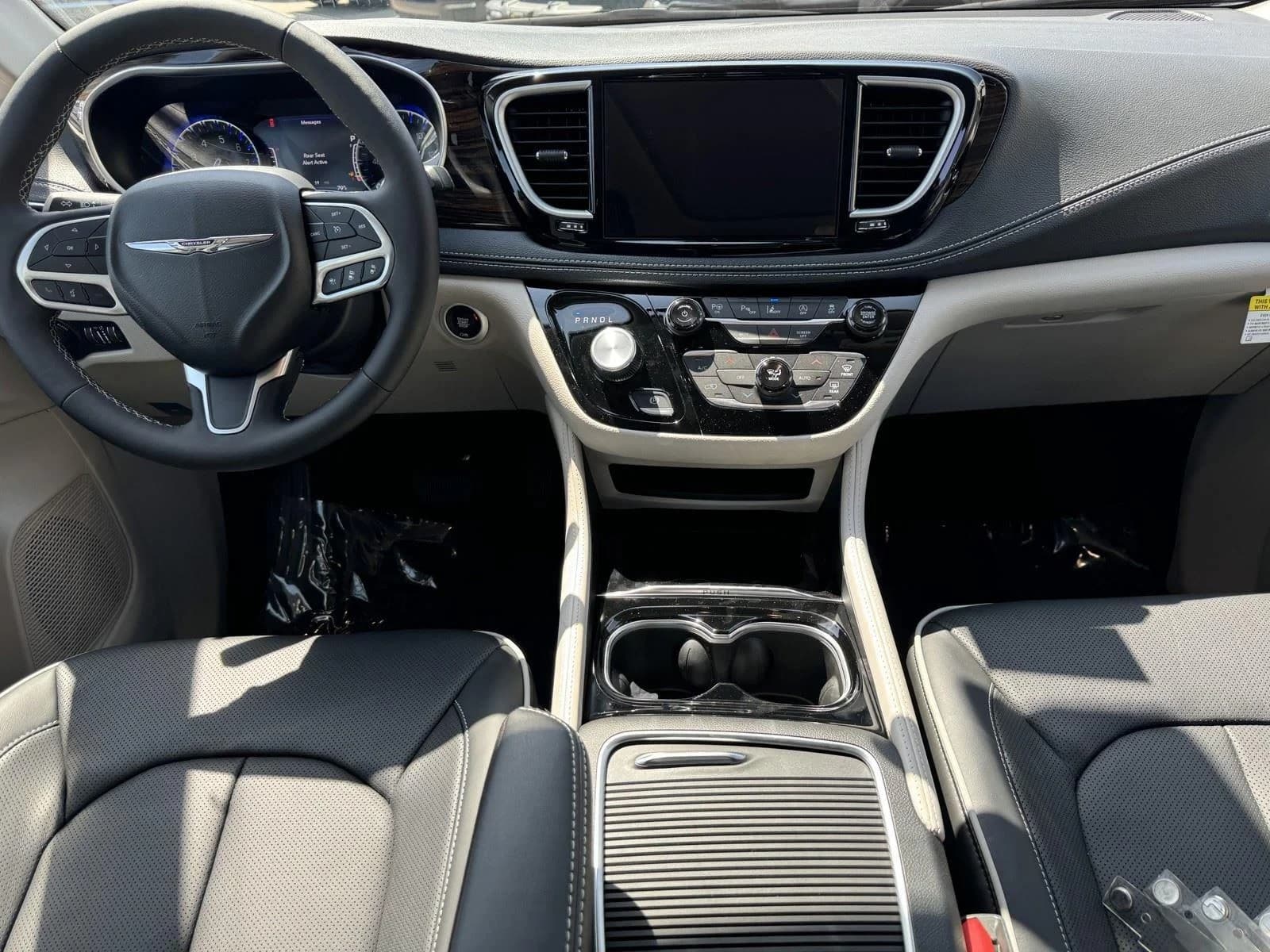 Chrysler Pacifica Limited FWD 2024 — side view