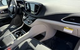 Chrysler Pacifica Limited FWD 2024 — side view