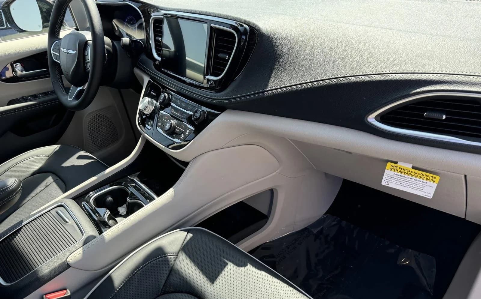 Chrysler Pacifica Limited FWD 2024 — side view