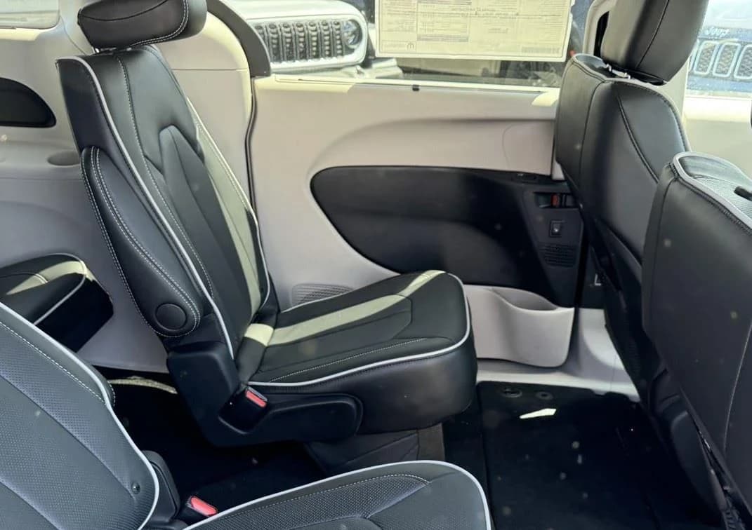 Chrysler Pacifica Limited FWD 2024 — side view