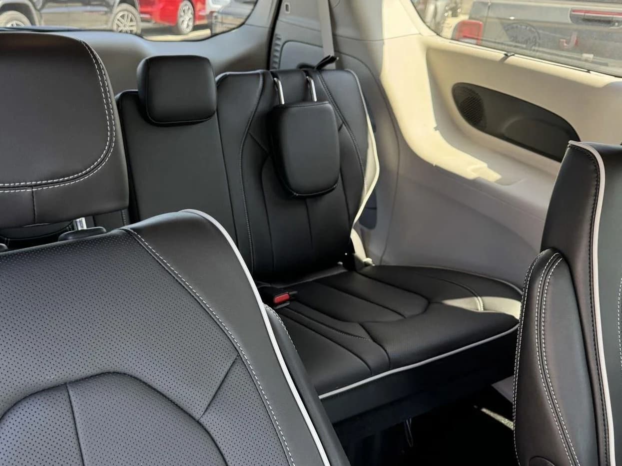 Chrysler Pacifica Limited FWD 2024 — side view